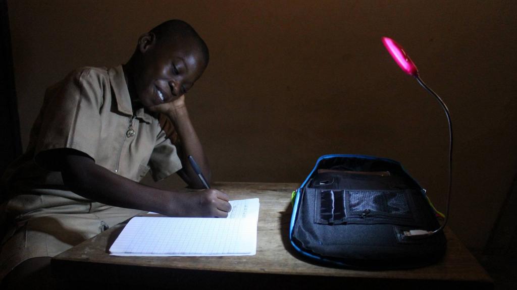 Pas de lumière pour faire ses devoirs? Voici le cartable solaire ivoirien