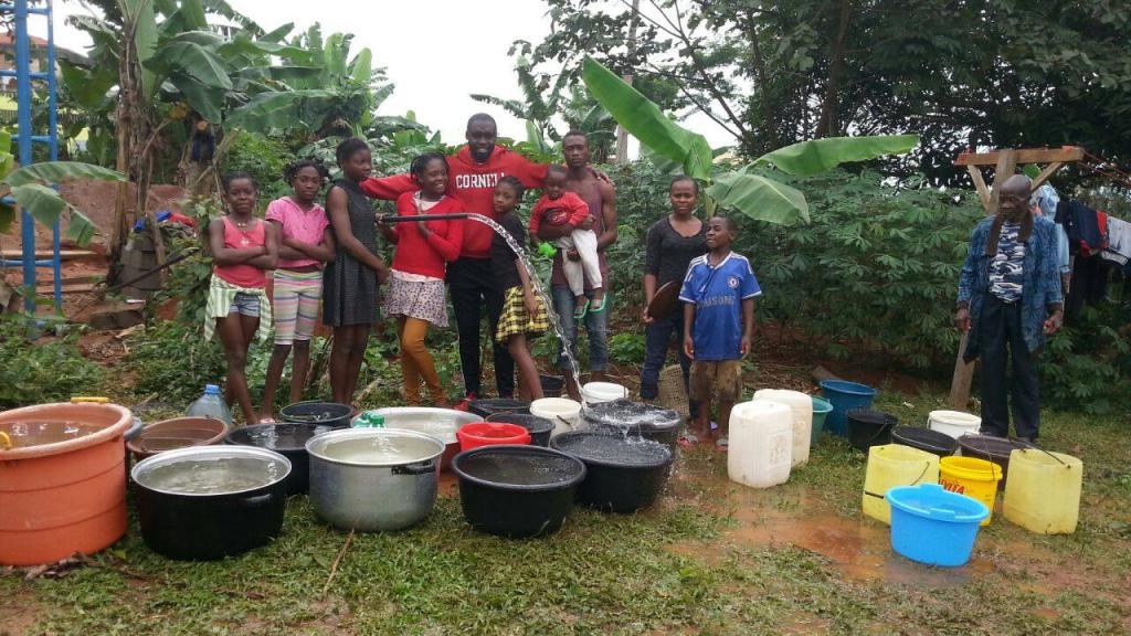 Cameroun: dix ans après, il revient dans son village natal et apporte l’eau potable