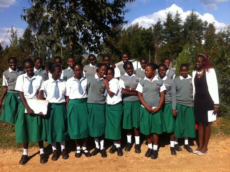 josephine kulea entouree des jeunes filles