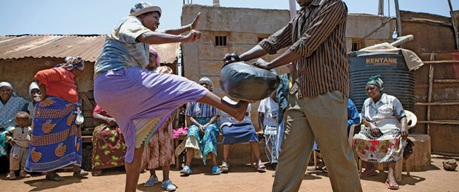 Kenya: des mamies apprennent les arts martiaux contre les violeurs