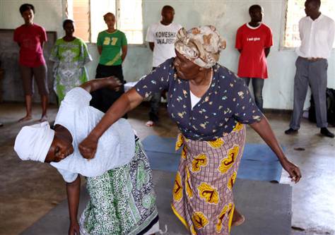 Des mamies apprennent les arts martiaux