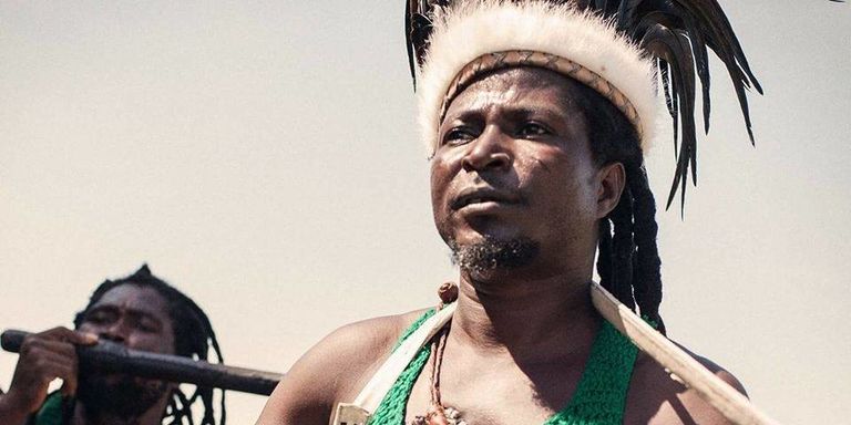 King Ayisoba joue du kologo en sabots