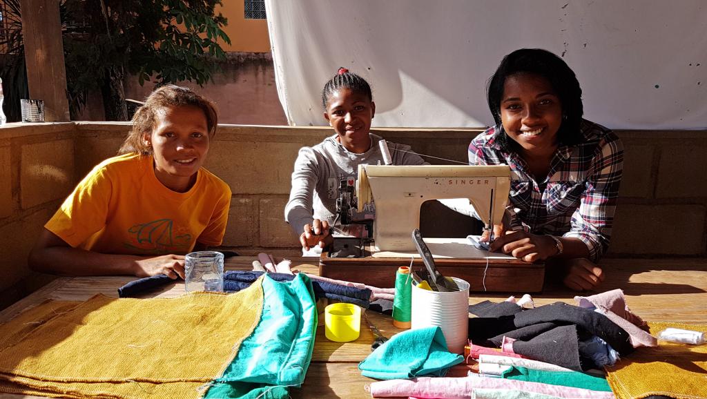 Madagascar: recycler des vêtements permet d’employer des femmes malentendantes
