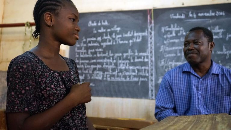 Au Burkina Faso, de jeunes sourds et entendants étudient ensemble
