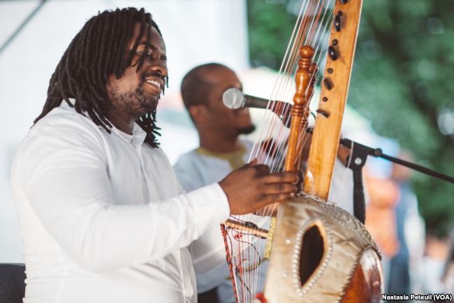Le musicien Amadou Kouyate joue de la Kora à Dance Place, à Washington D.C., le 5 juin 2017. (VOA/Nastasia Peteuil)