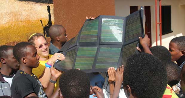 Des lampadaires solaires illuminent Bujumbura au Burundi