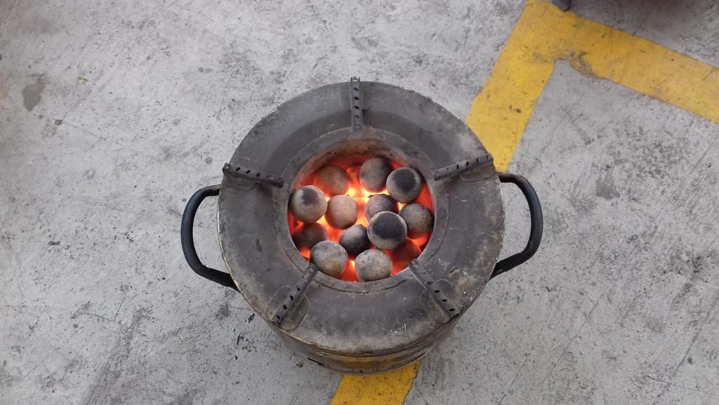 Au Kenya, le charbon est remplacé par des boules d'excréments