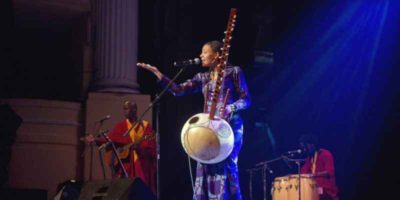 Portrait de Sona Jobarteh, l'une des premières femmes à jouer de la kora