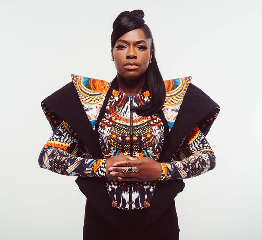 Enthousiaste et énergique, Ibibio Sound Machine emporte Rock en Seine dans la danse