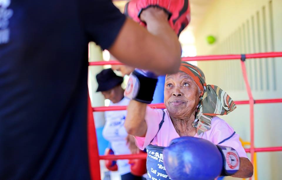 Les mamies boxent en Afrique du Sud pour garder la forme