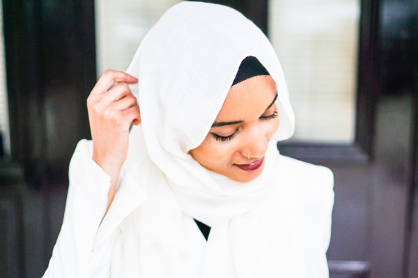 Anlya Modest Fashion : femme d'affaires voilée et féministe