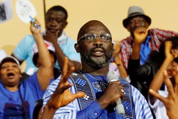 La vedette du football George Weah, des bidonvilles à la présidence du Libéria