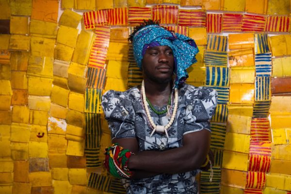 Au Ghana, Serge Clottey dénonce et séduit avec ses bidons