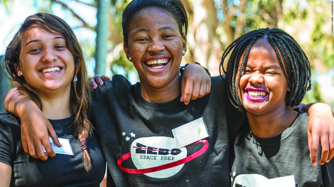 Des filles conçoivent le premier satellite spatial privé d'Afrique