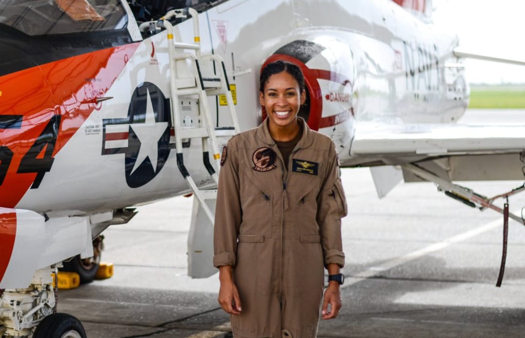 Une femme noire pilote de chasse de l’US Navy