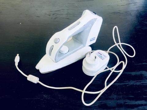 Un jeune Congolais conçoit un fer à repasser rechargeable
