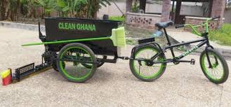 Un jeune ingénieur invente un vélo balayage au Ghana