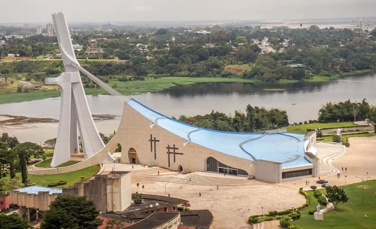 La cathédrale Saint-Paul d’Abidjan : géant spirituel de béton et de verre