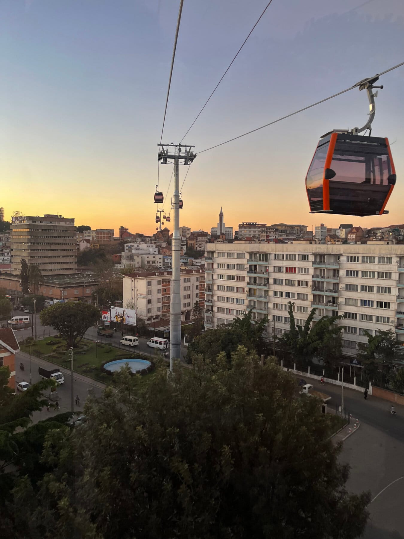 Madagascar inaugure le plus long téléphérique d’Afrique : une avancée pour la mobilité et l’Afrique de demain