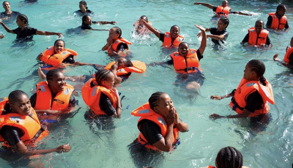 Les bassins mobiles de la CANA : quand l'Afrique apporte la natation à ses enfants