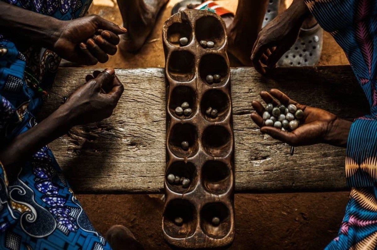 L'Awalé : le jeu africain millénaire qui conquiert les salons du monde entier