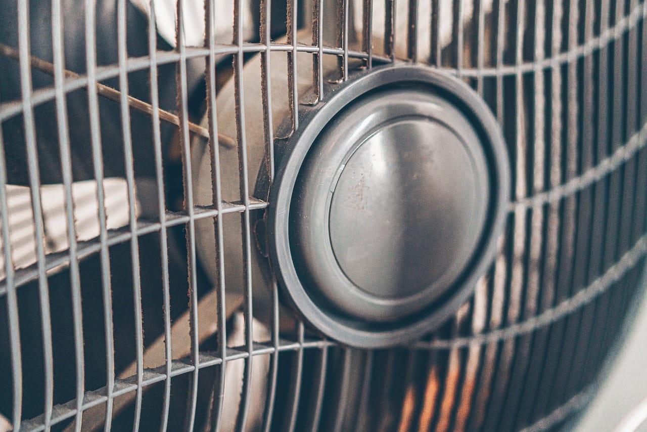 Blue wind : un jeune nigérian de 13 ans conçoit un ventilateur qui fonctionne sans électricité