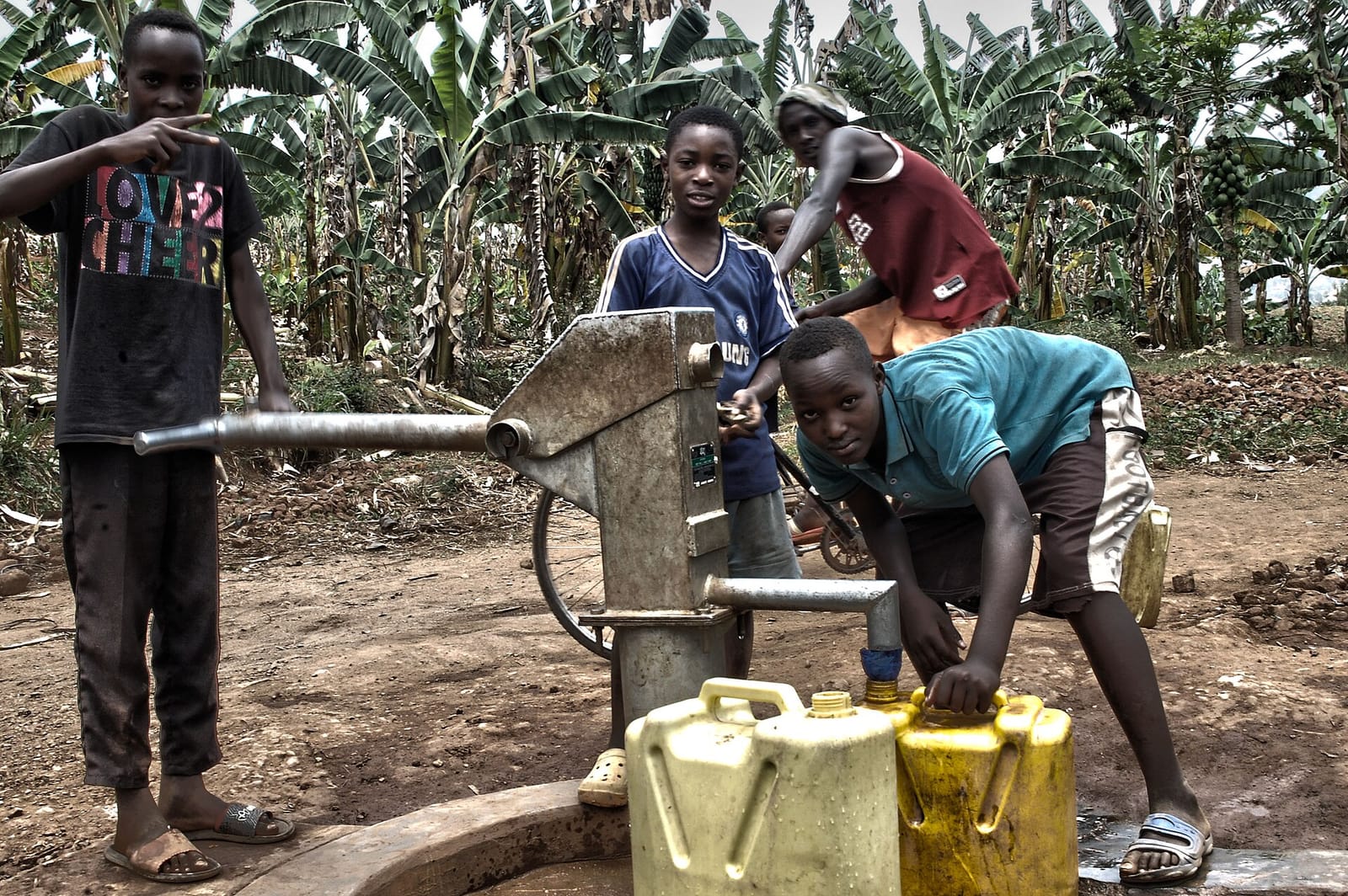 Une balançoire à pompe révolutionnaire pour puiser de l'eau en Afrique