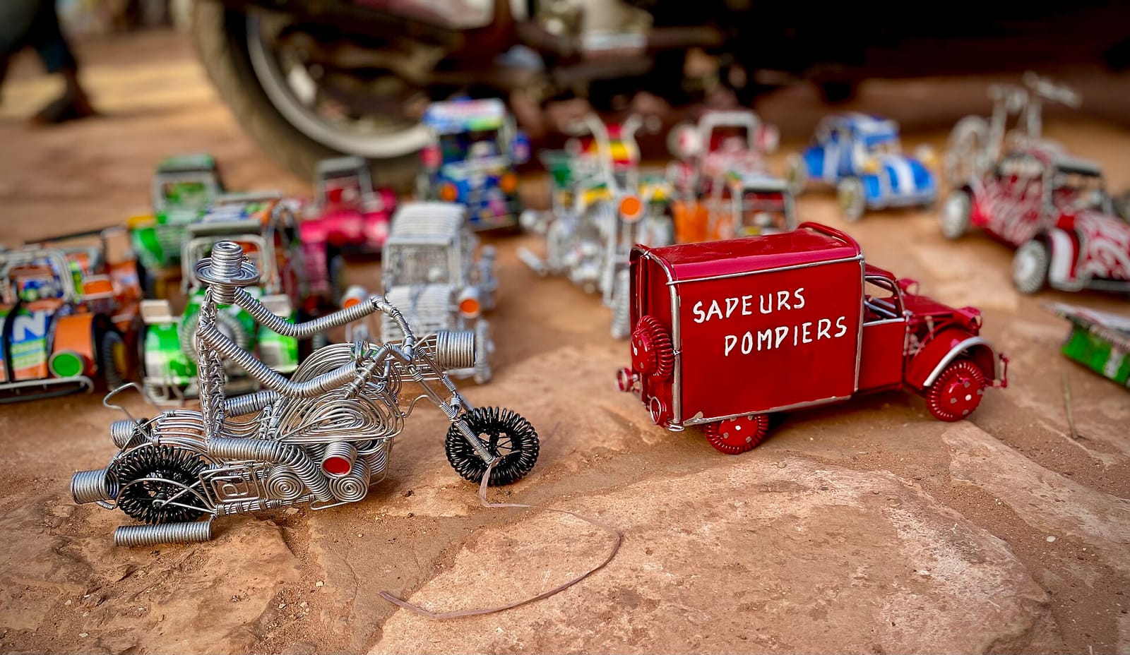 Au Sénégal, un groupe de citoyens transforme les déchets en objets utiles