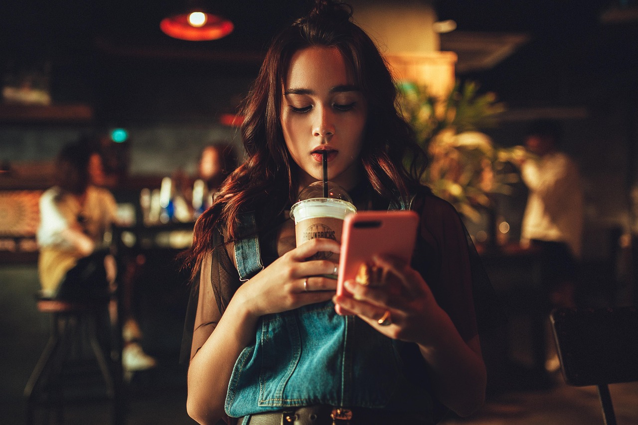 Le connecteur, l'alerteur et la cyberactiviste
